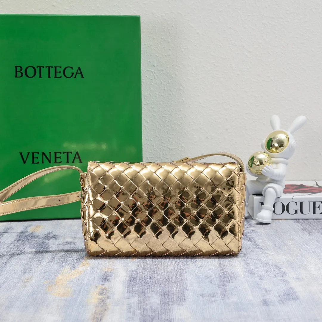 Batch 1480 Bottega Veneta's new style 🆕 mini andiamo bag is so pretty. The dark brown color is very versatile. It is high-end and casual and sexy. Andiamo is not only a commuter bag 🥰 It can be worn cross-body and hand-held, and it is no problem to match it with evening wear. It can be matched with clothes casually, showing high-end elegance. Style number: 5545 Size: 21.5*13*4.5cm
